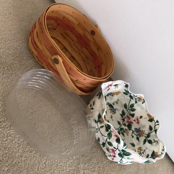 Longaberger basket with liner and insert - Picture 3 of 4